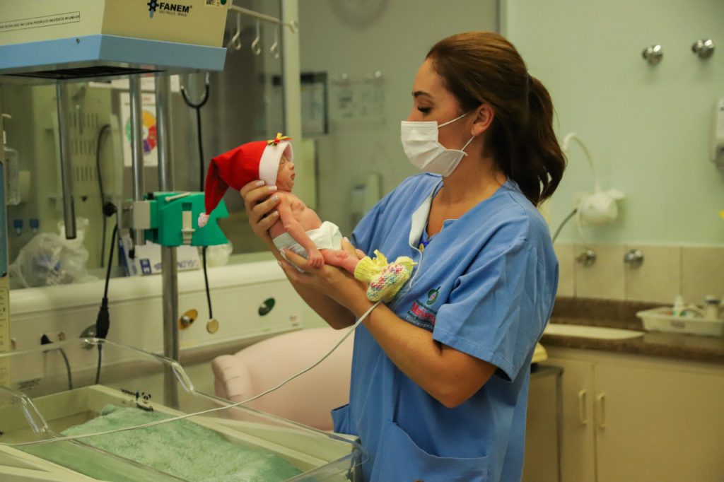 Prematuros do Hospital Marieta vivem dia de modelo em sessão fotográfica especial de Natal