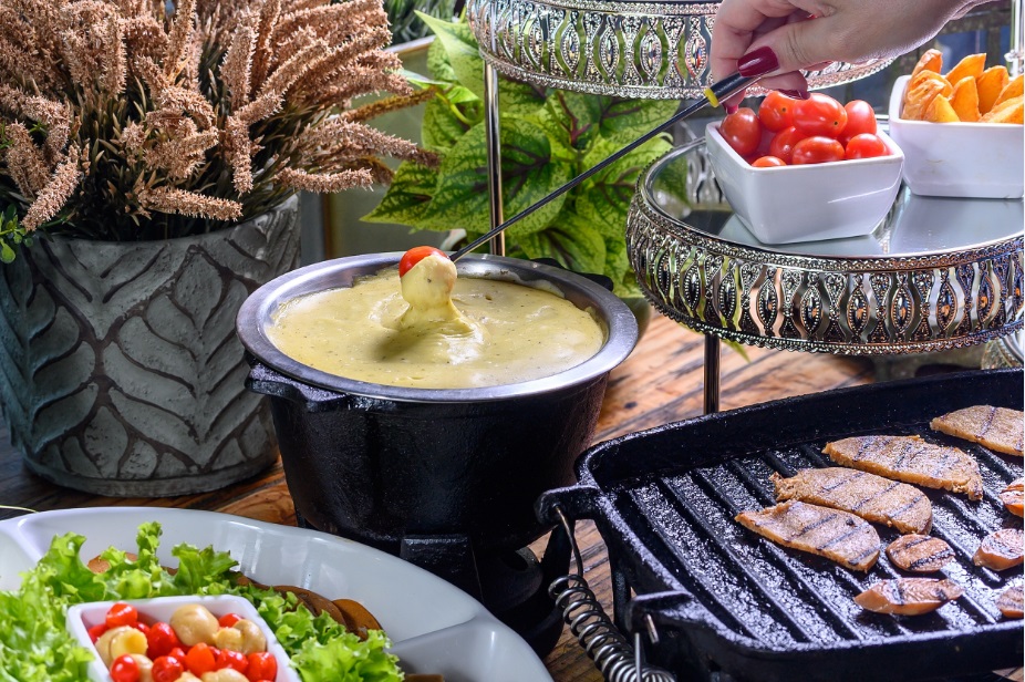 Restaurante especializado em fondue desenvolve opções sem ingredientes de origem animal