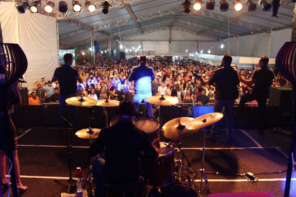 7ª edição do Festival do Camarão terá shows nacionais e risoto gigante em Porto Belo