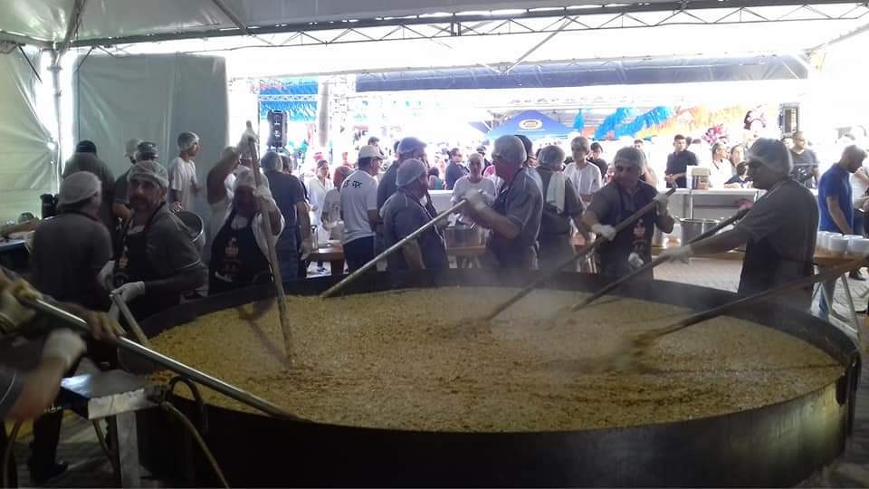 Risoto gigante será oferecido para mais de três mil pessoas na 7ª edição do Festival do Camarão de Porto Belo (SC)