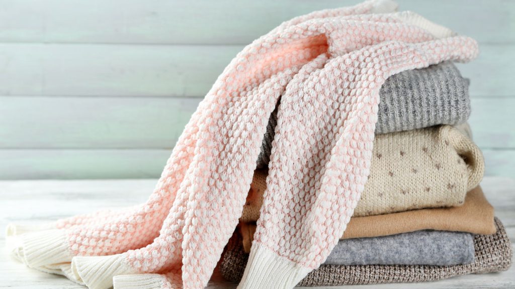 2 – Não pendure no varal entre as dicas sobre como lavar roupas de crochê e tricô