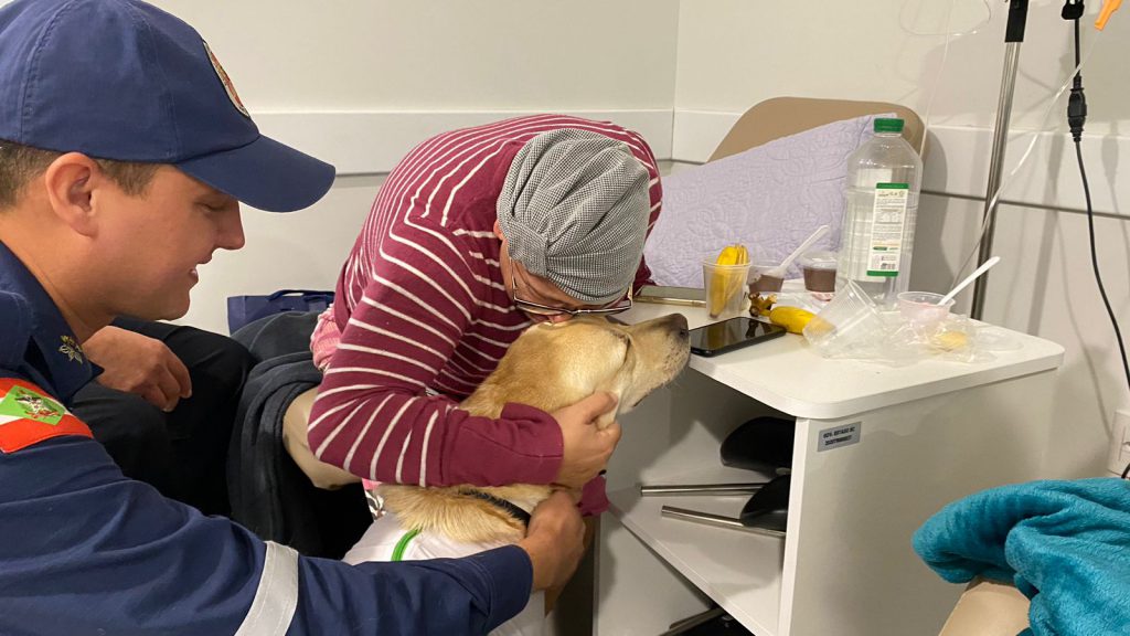 Labradora dos Bombeiros faz visita quinzenal aos pacientes oncológicos do Hospital Marieta