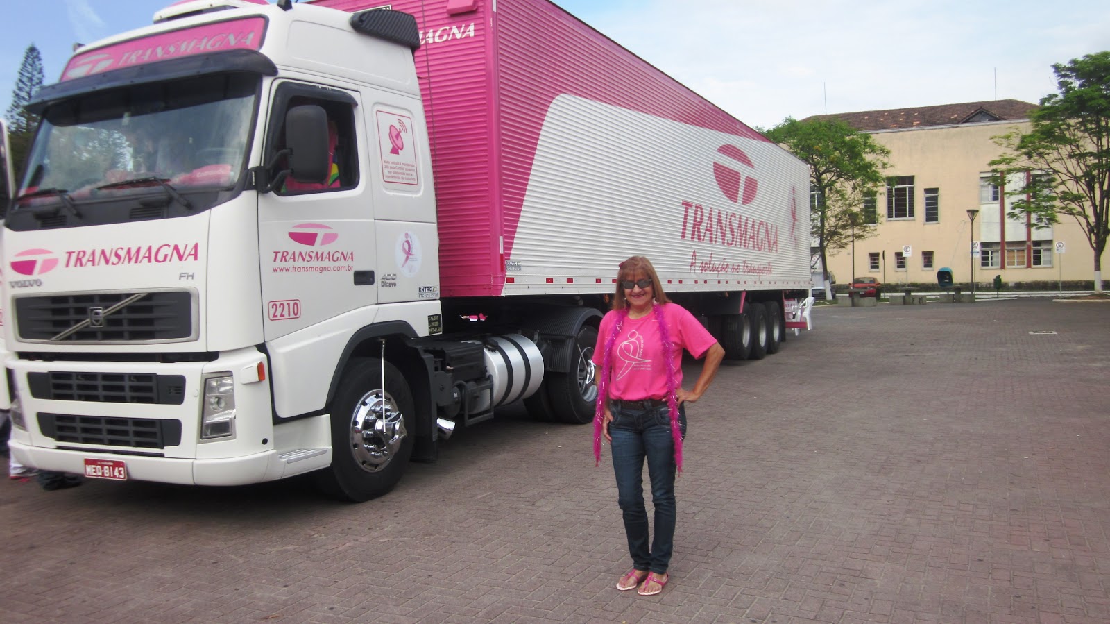 Caminhão rosa dirigido por uma caminhoneira circula pelas rodovias ...