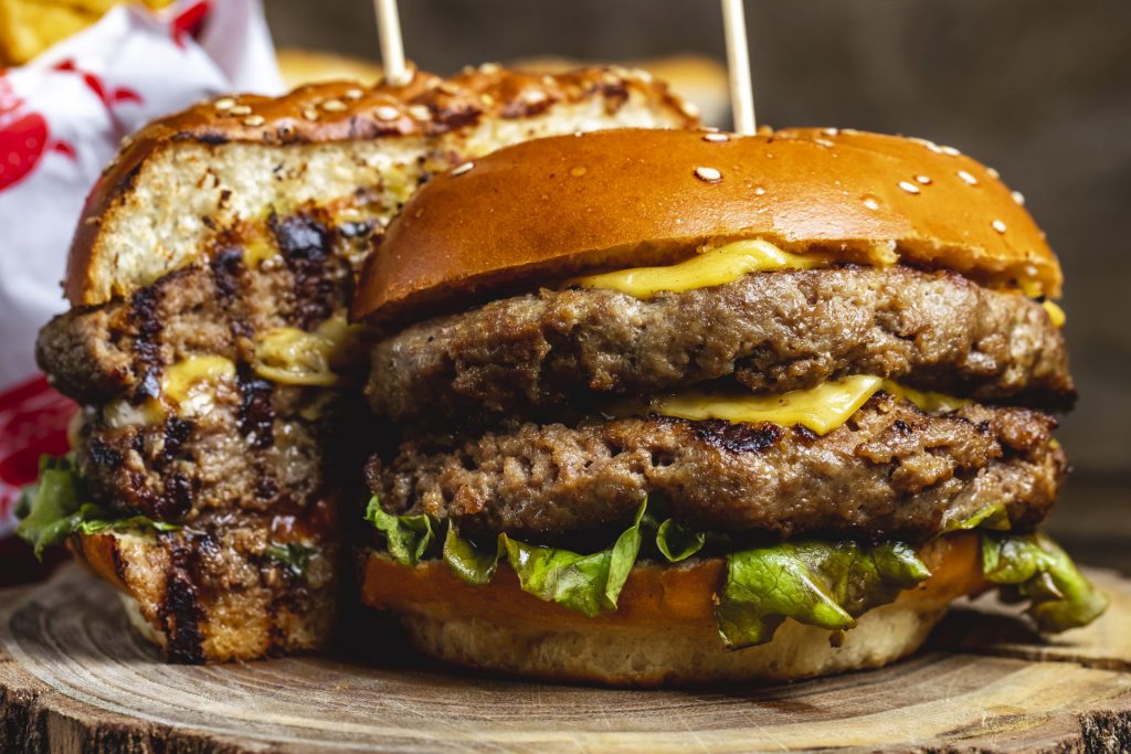 Aprenda a mistura perfeita para fazer um hambúrguer digno dos melhores restaurantes