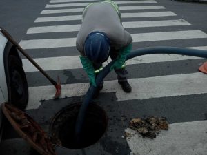 38,33 quilômetros de redes de esgoto já receberam limpeza preventiva neste ano, em Blumenau