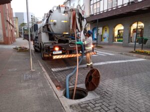 Redes de esgoto recebem limpeza preventiva em Blumenau
